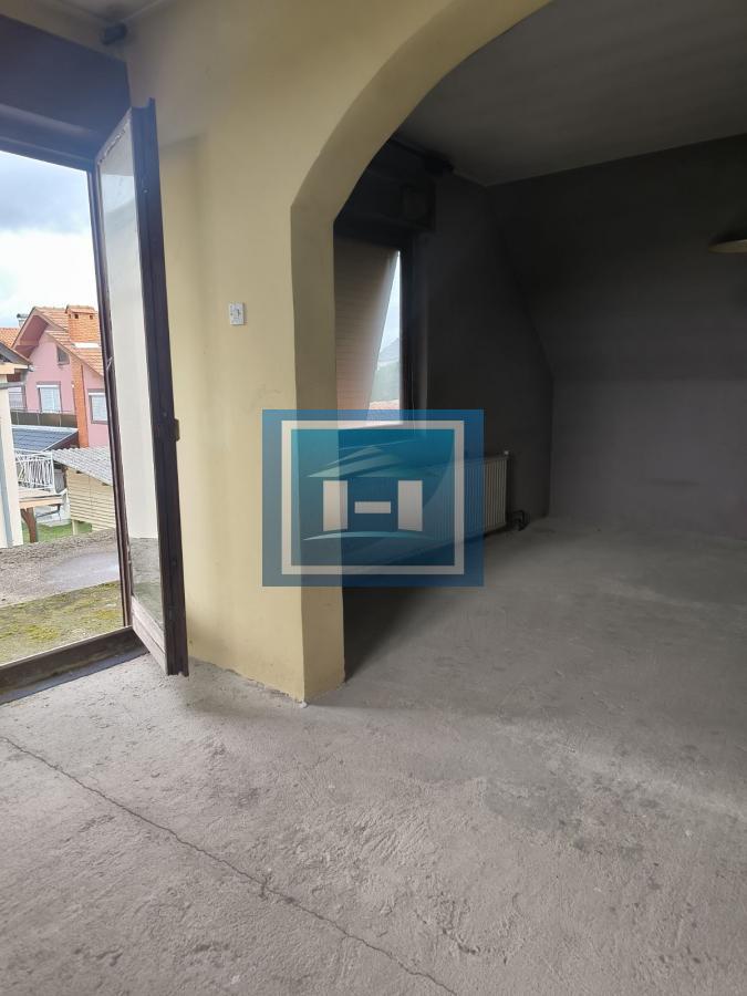Na prodaju kuća – blizina bolnice, 350m² sa garažom za kamione od 80m²