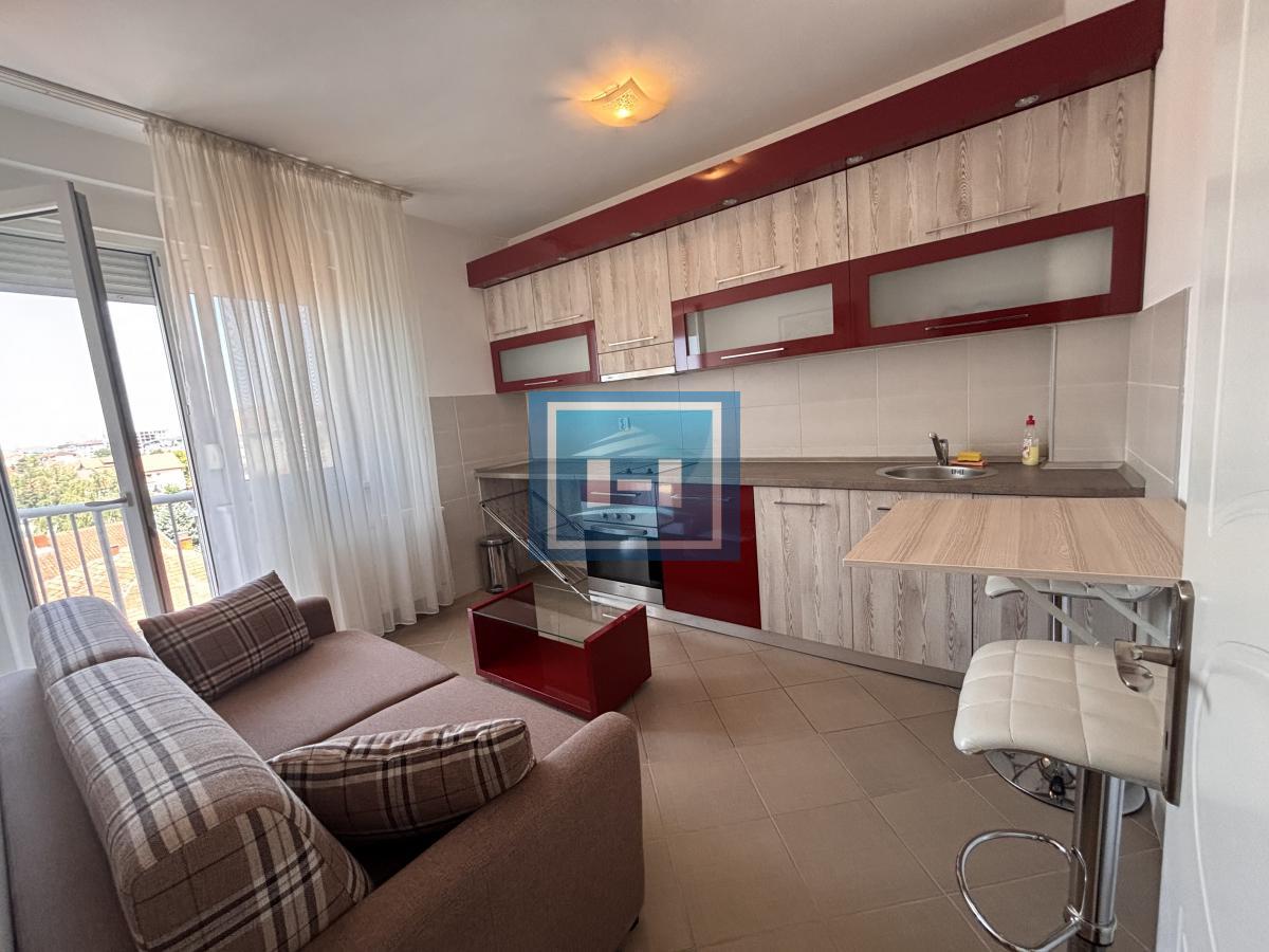 Izdajemo kompletno namešten  dvosoban stan u Wingu