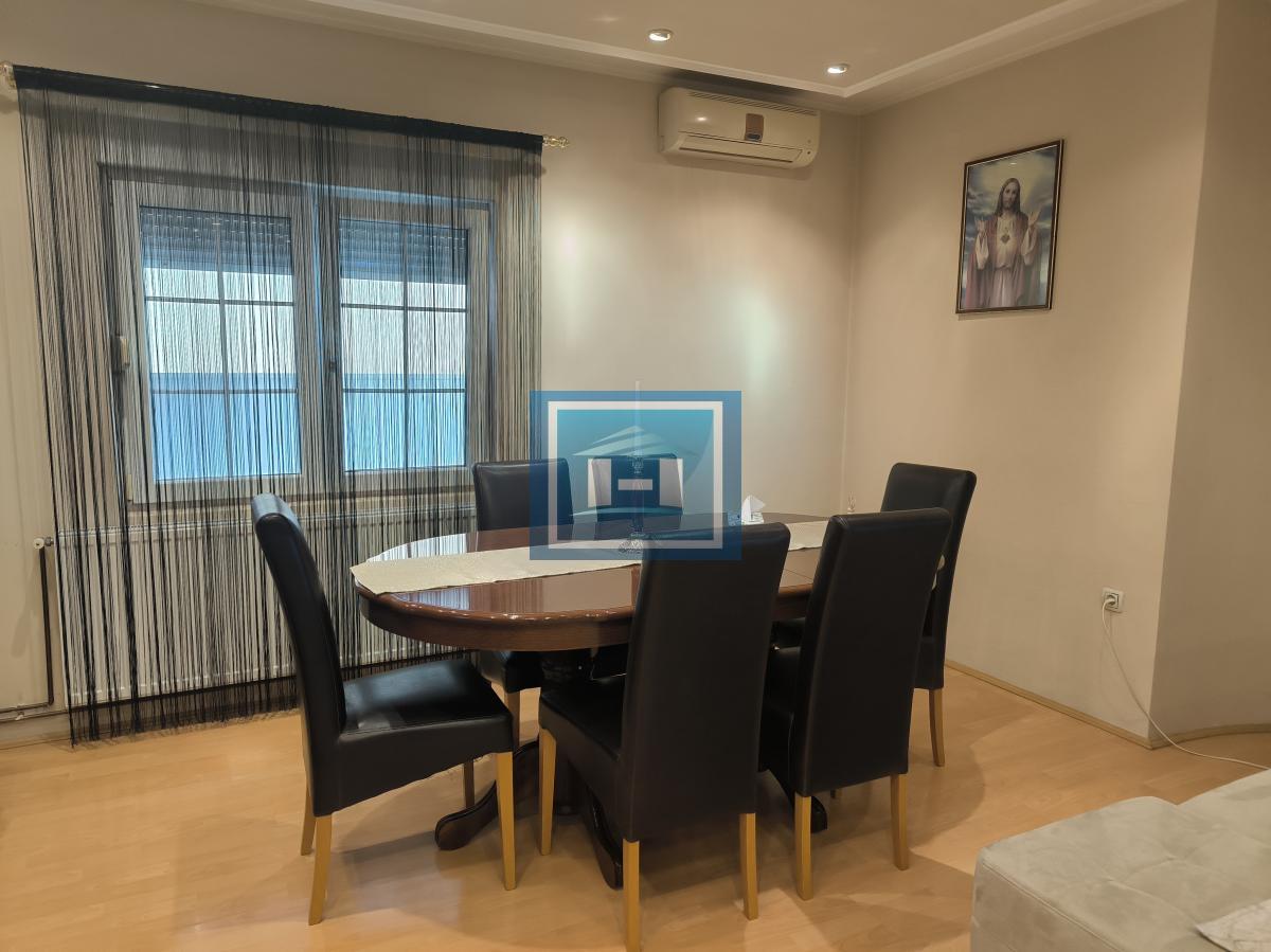 Na prodaju – Luksuzna porodična kuća