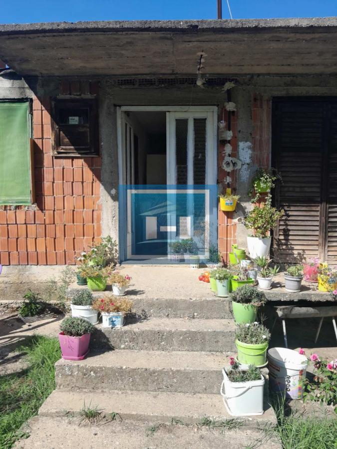 Na prodaju plac od 33 ara sa započetom kućom u Batočini!