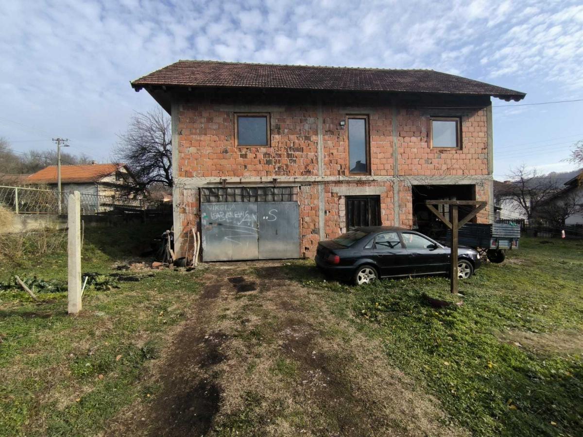 Na prodaju spratna nedovršena kuća