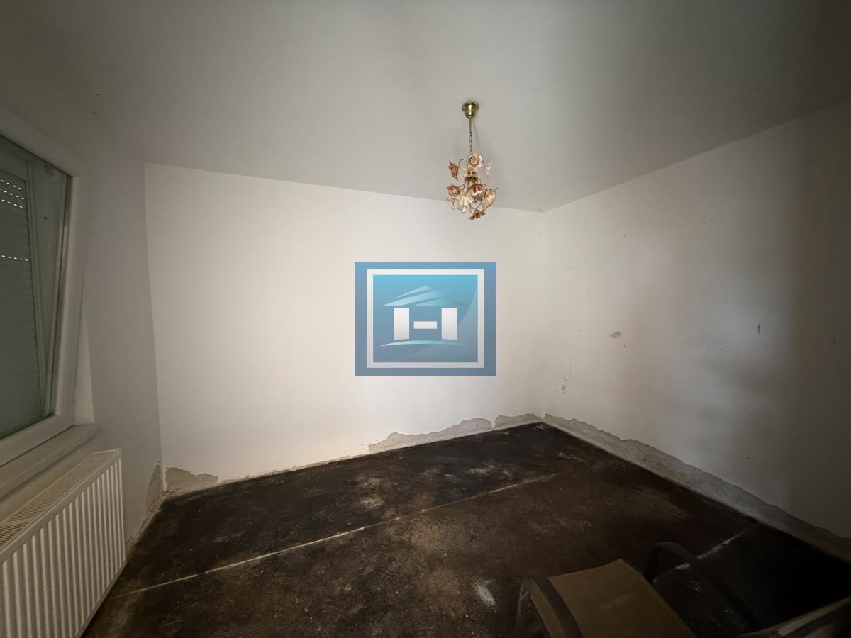 Dve kuće u Glavincima sa velikim imanjem -samo 8 km od grada