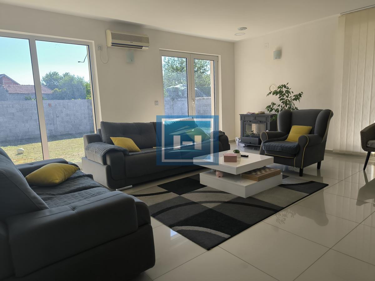 MODERNA KUĆA U MIRNOM DELU GRADA