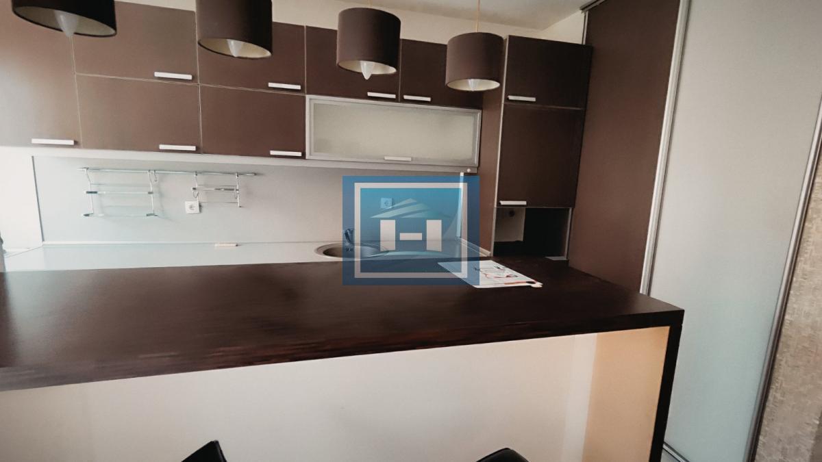 Kompletno namešten stan u užem centru grada