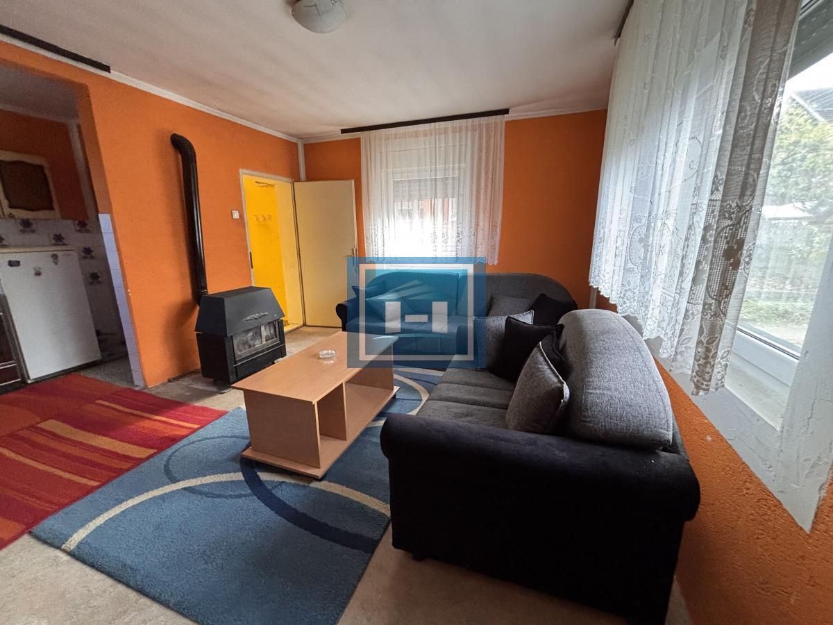 Dve useljive kuće u samom centru sela!!!