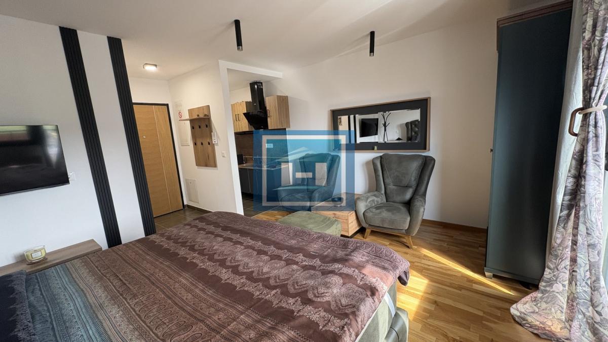 Na prodaju kompletno nameštena garsonjera površine 29 m² sa terasom
