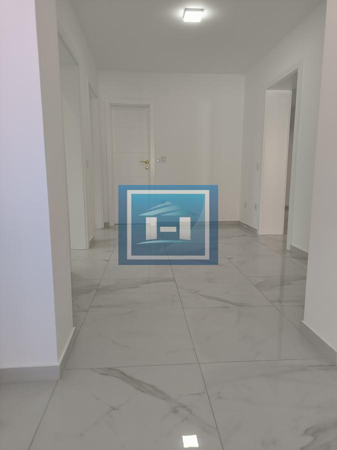 Luksuzna kuća sa dodatnim objektom – spoj elegancije, funkcionalnosti i prestižne lokacije