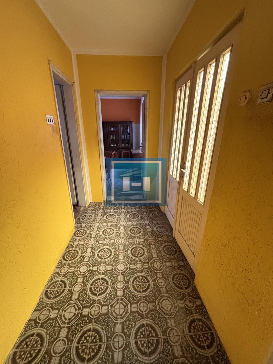 Dve useljive kuće u samom centru sela!!!