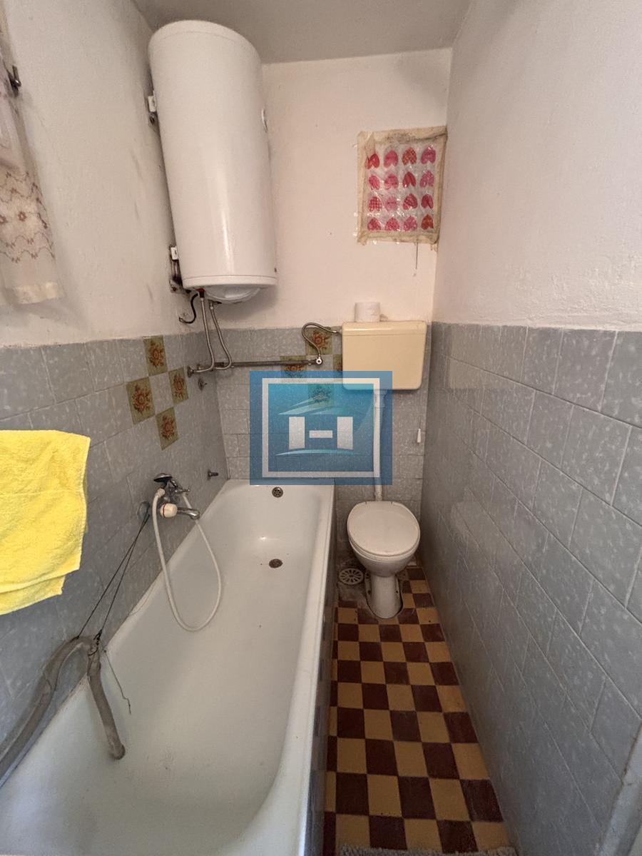 Dve useljive kuće u samom centru sela!!!