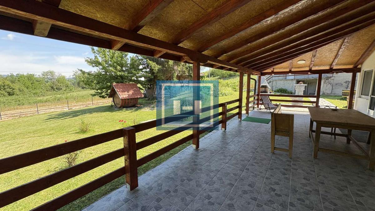 Na prodaju seosko domaćinstvo – dve renovirane kuće na placu od 169.83 ari