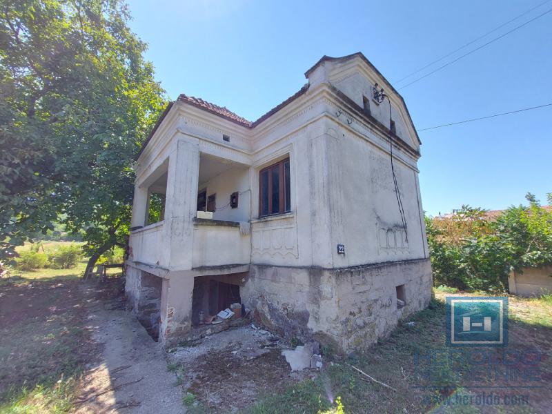 Kuća za renoviranje u Majuru sa pomoćnim objektom do glavnog puta