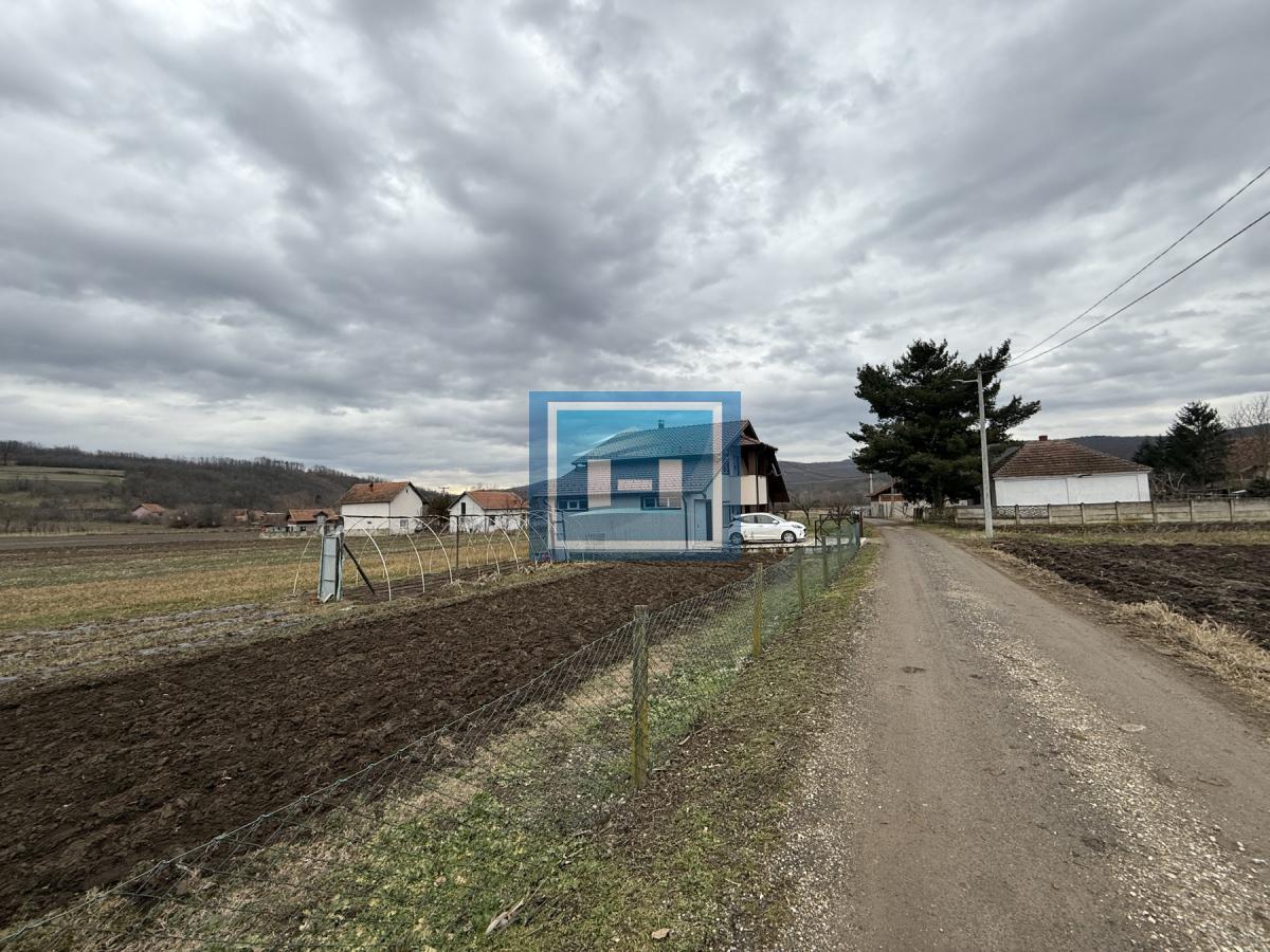Dve kuće u Glavincima sa velikim imanjem -samo 8 km od grada
