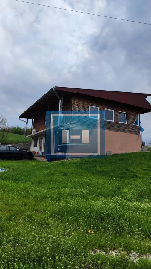 Kuća na parceli od 10 hektara zemlje u okolini Batočine
