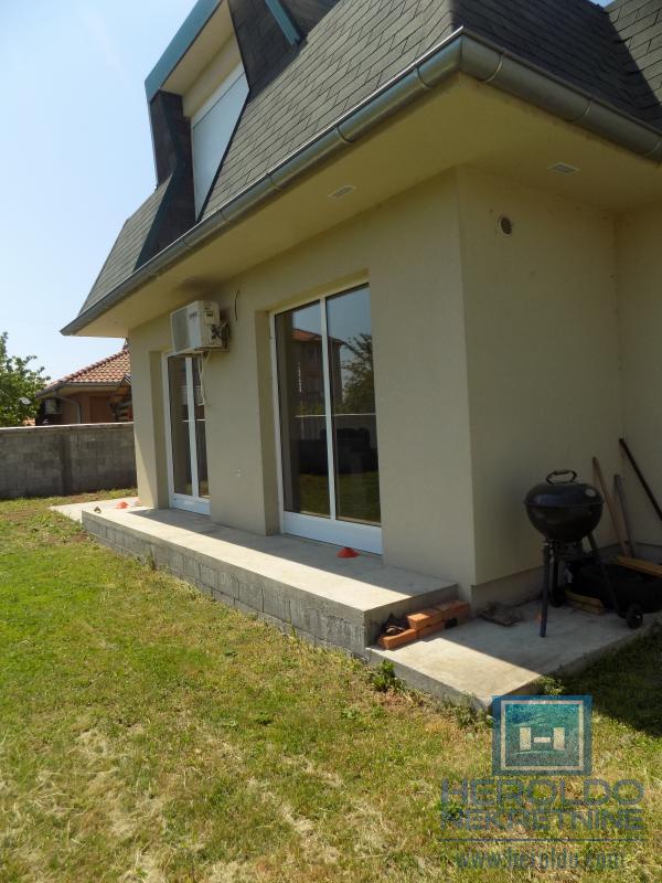 MODERNA KUĆA U MIRNOM DELU GRADA