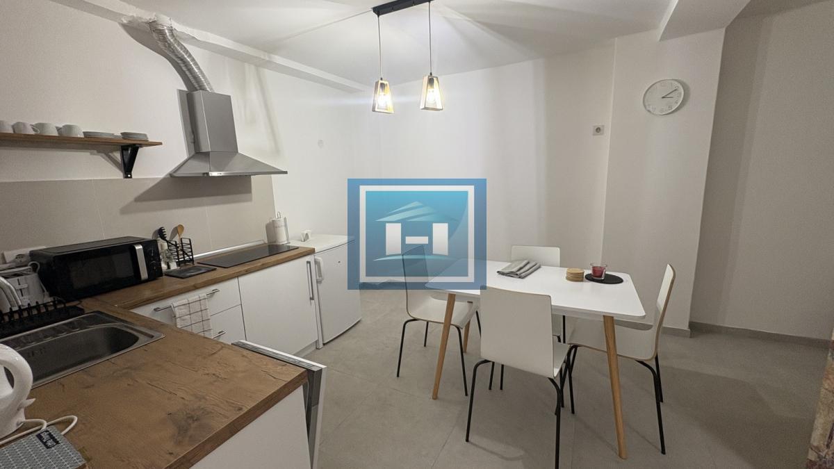 NAŠA TOPLA PREPORUKA – RENOVIRANA PRIZEMNA KUĆA U MIRNOM DELU GRADA SA UREĐENIM DVORIŠTEM