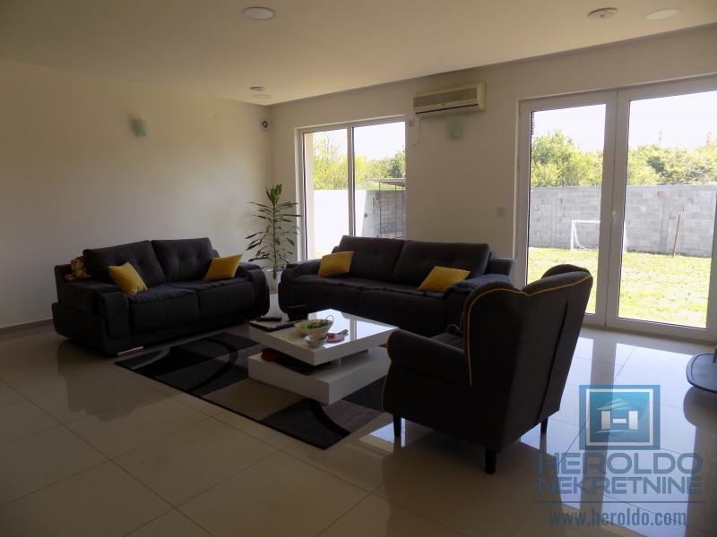 MODERNA KUĆA U MIRNOM DELU GRADA