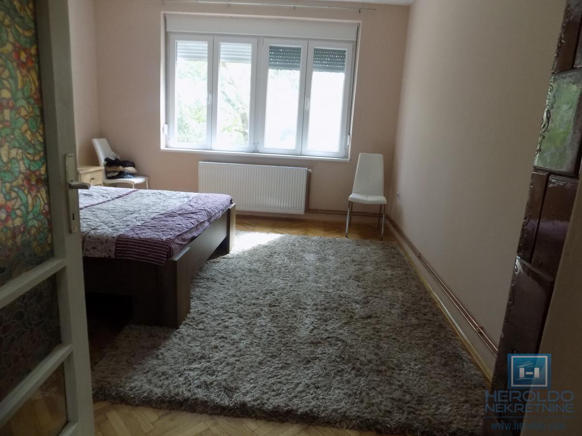 Stan za izdavanje u samom centru-odlična lokacija i spratnost!