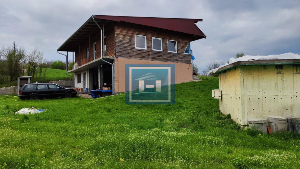 Kuća na parceli od 10 hektara zemlje u okolini Batočine