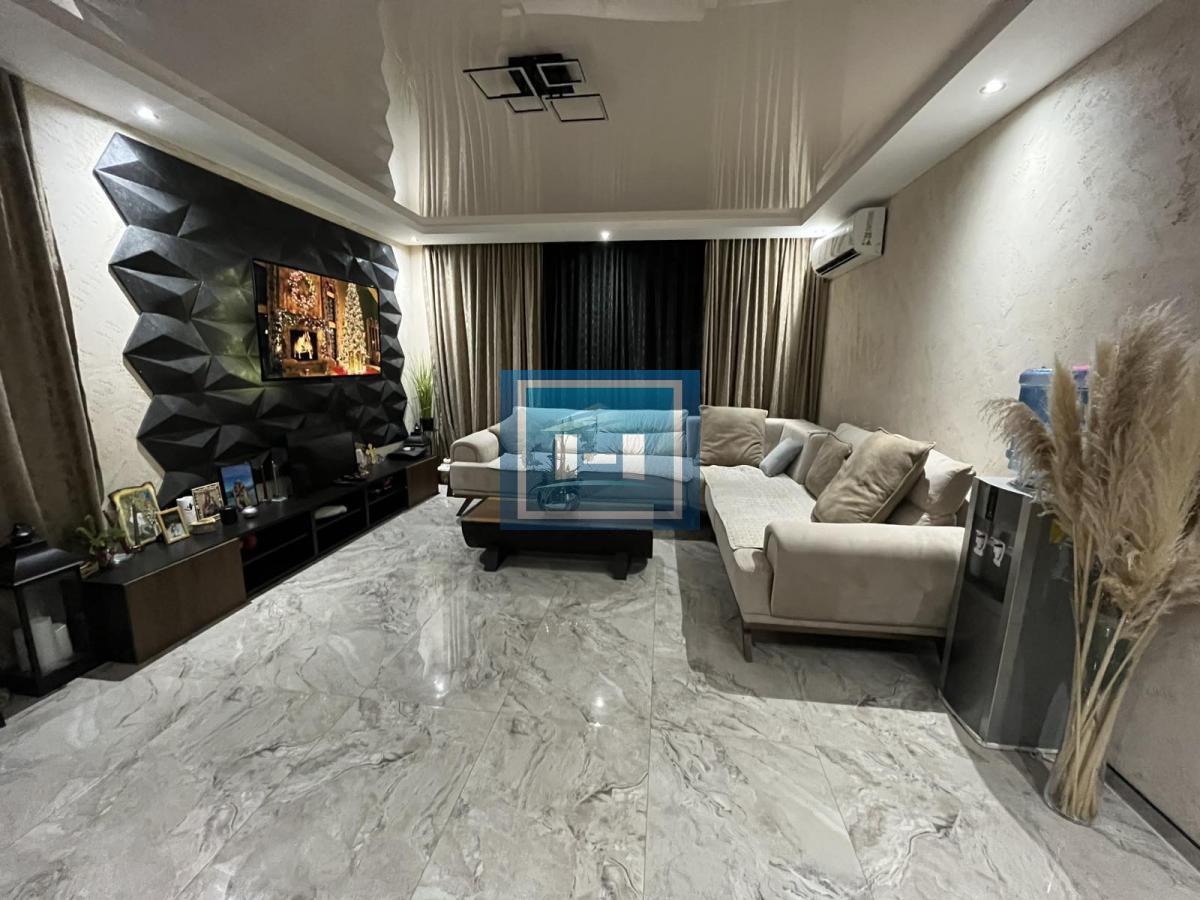 EKSKLUZIVNA PONUDA – Prostrana porodična kuća vrhunskog kvaliteta