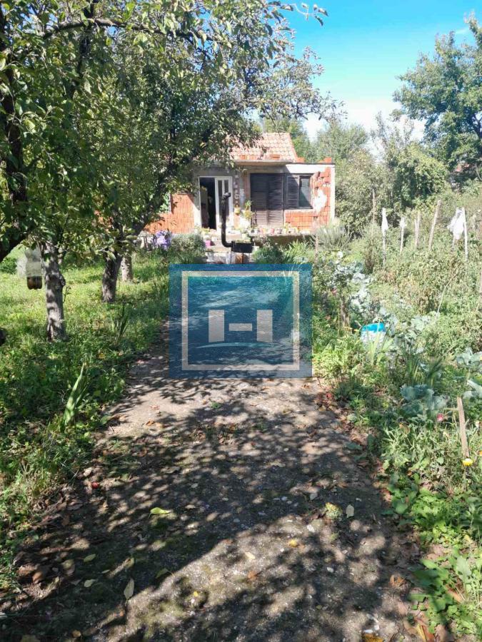 Na prodaju plac od 33 ara sa započetom kućom u Batočini!