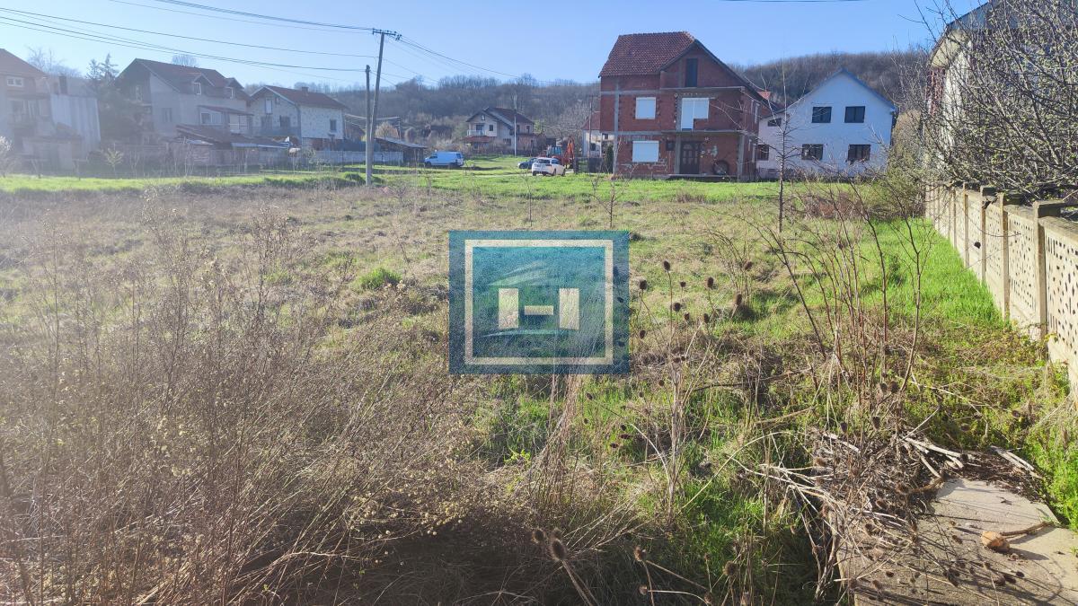 Parcela pogodna za izgradnju kuće sa dostupnim priključcima na gradske mreže
