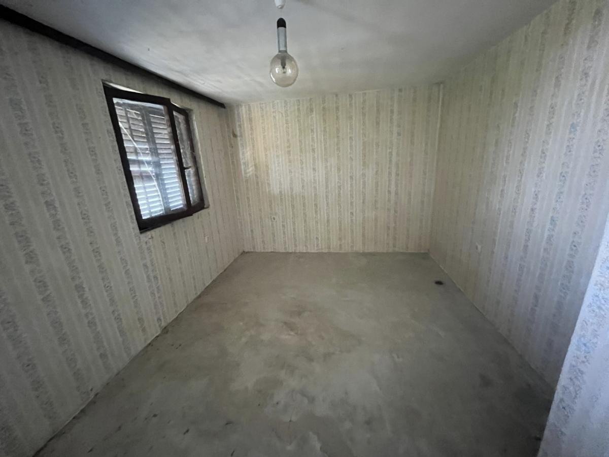 Vikendica sa prelepim pogledom okružena zelenilom.