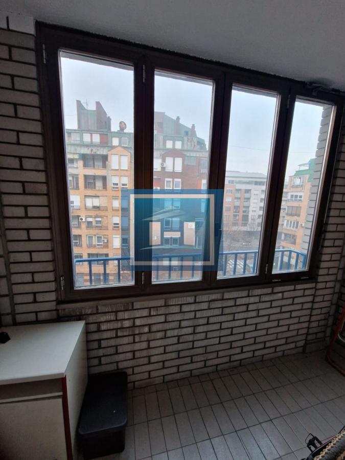 Vračar (Crveni krst) – renoviran stan sa slobodnim parkingom