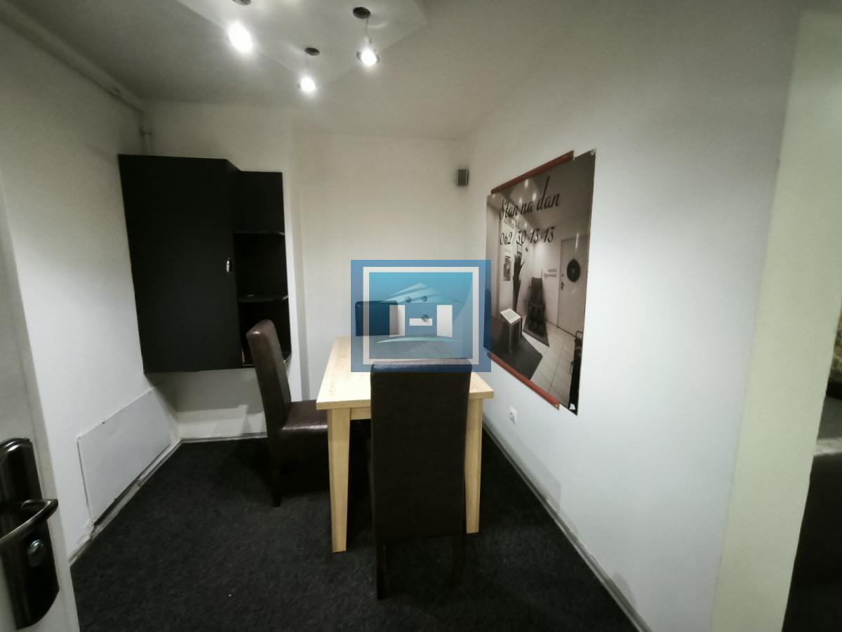 Na prodaju poslovni prostor od 82 m² u novijoj zgradi, s mogućnošću preuređenja u stambeni