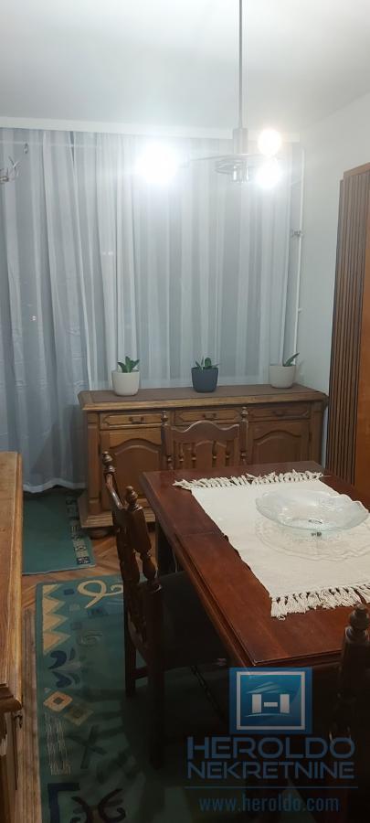 Trosoban, lepo opremljen stan u centru grada