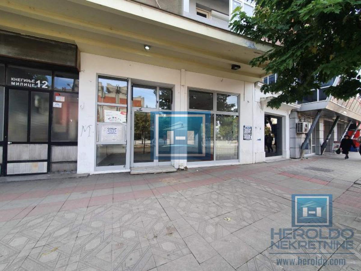 Izdavanje poslovnog prostora u strogom centru Jagodine – odlična lokacija, 171 m²