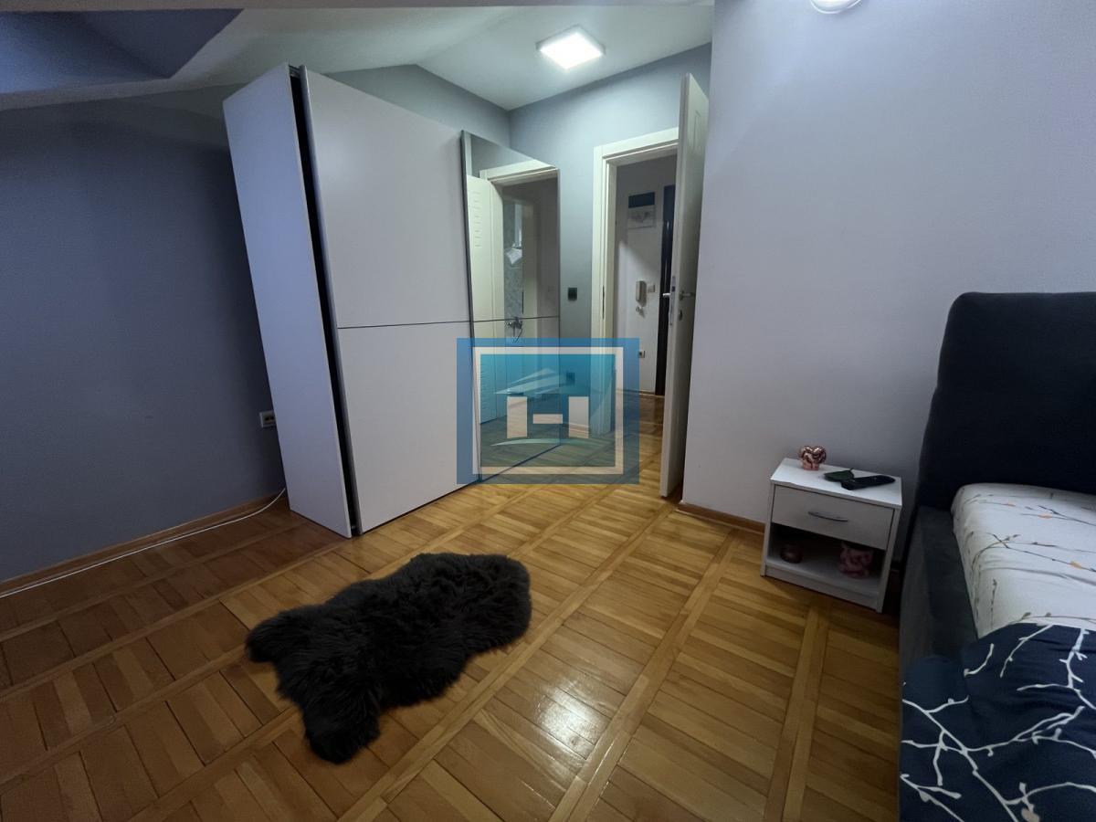Namešten dvosoban stan u novijoj zgradi