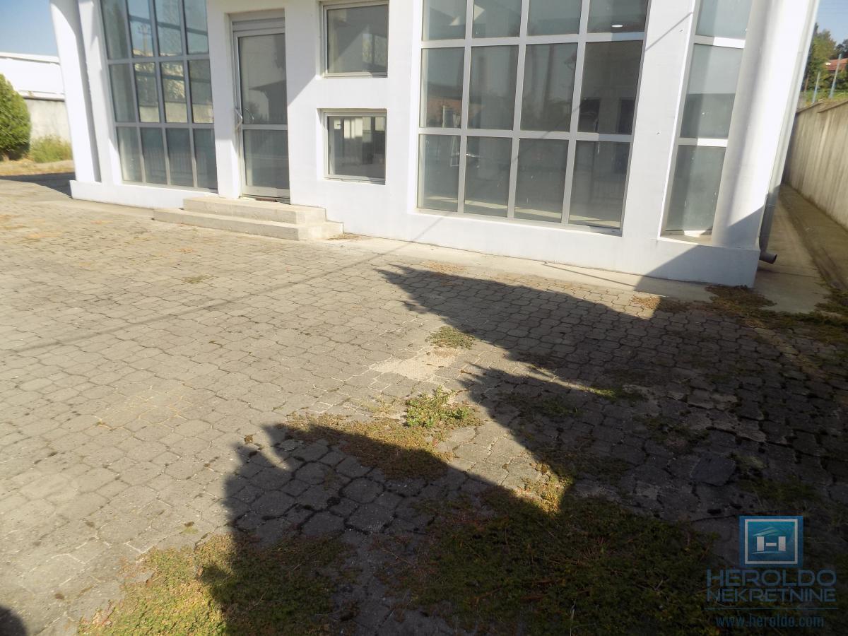 Izdaje se hala-zgrada poslovnih usluga za izložbeni ili prodajni prostor