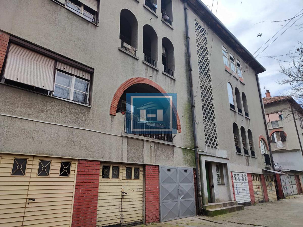 Trosoban stan na prvom spratu u Moravskom stilu u centru Jagodine