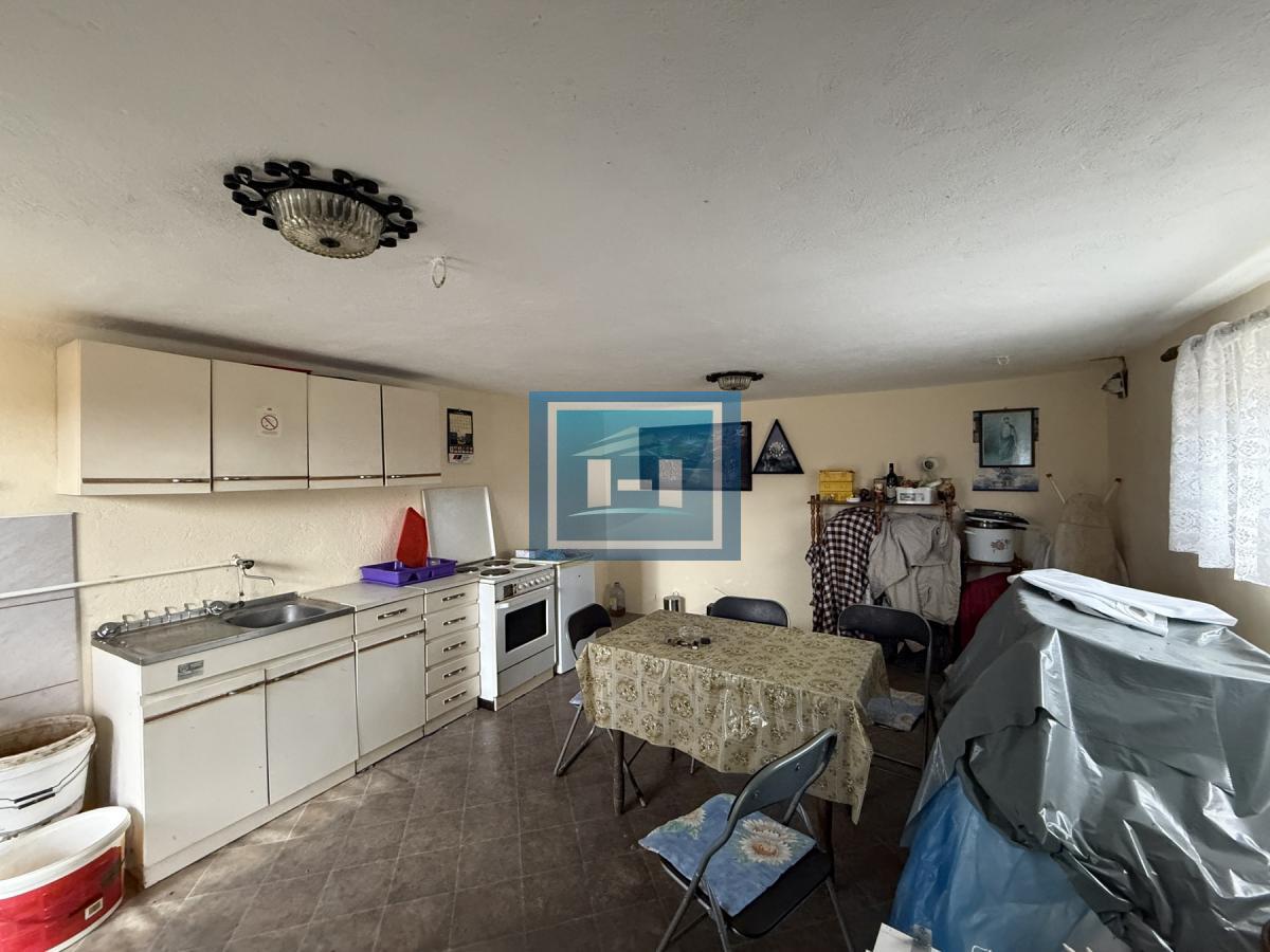 Dve kuće u Glavincima sa velikim imanjem -samo 8 km od grada