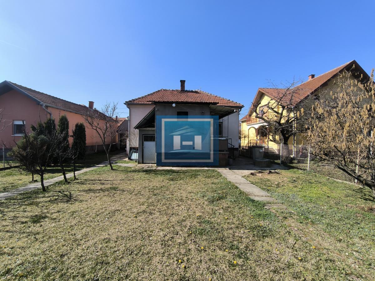 Na prodaju dve kuće sa garažom na 5.85 ari placa