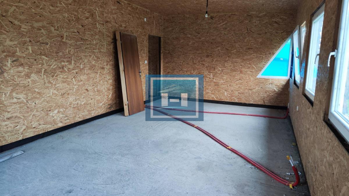 Kuća na parceli od 10 hektara zemlje u okolini Batočine