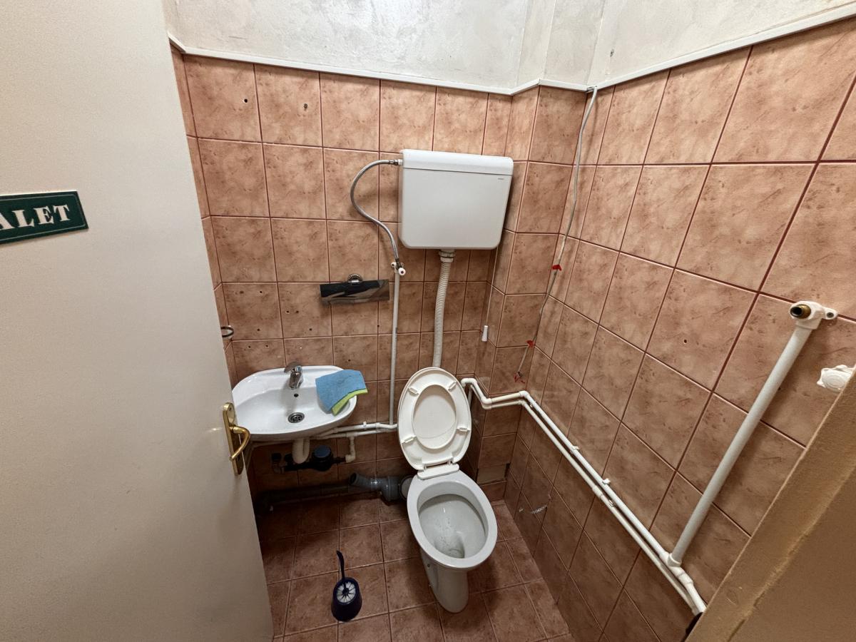 Izdaju se dva lokala spojena u jednom u centru Jagodine