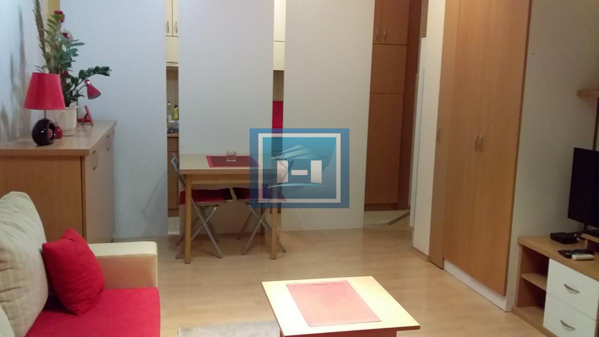 Odlična prilika! Stan u novijoj zgradi sa liftom, terasom i parkingom