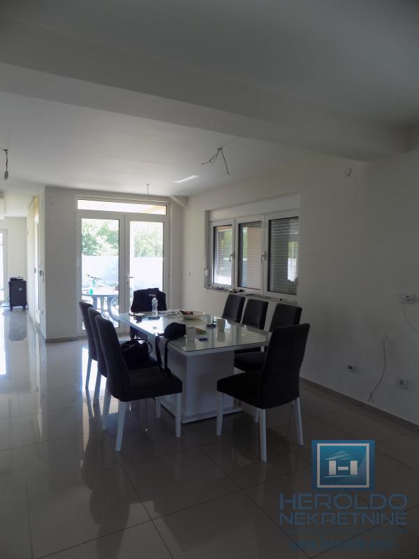 MODERNA KUĆA U MIRNOM DELU GRADA