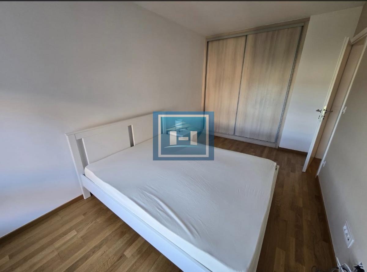 Prelepo opremljen jednosoban stan u centru grada – spreman za useljenje!