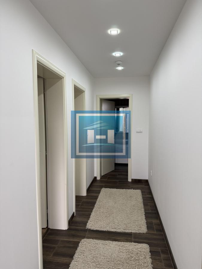 Dve kuće u Glavincima sa velikim imanjem -samo 8 km od grada