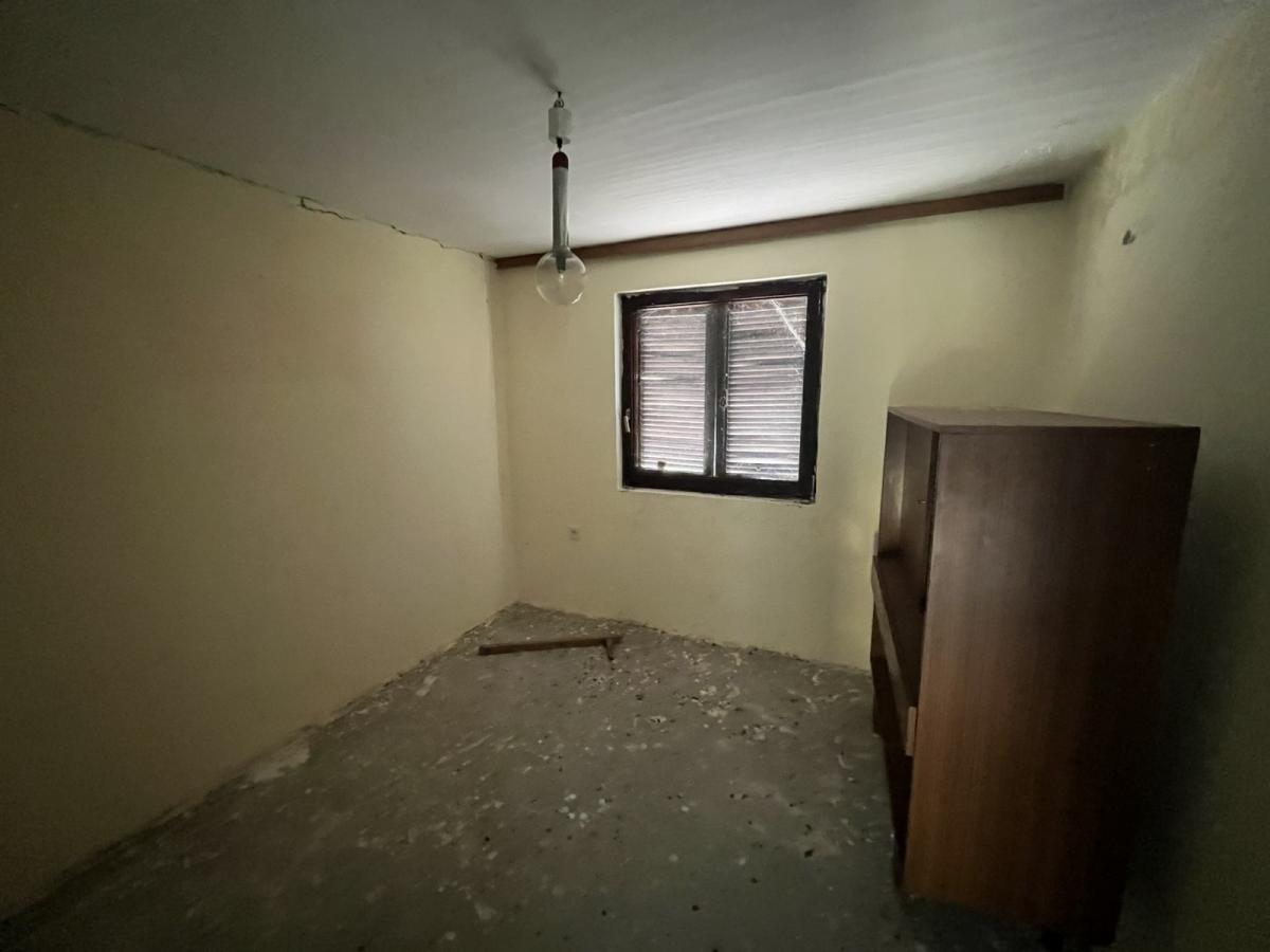 Vikendica sa prelepim pogledom okružena zelenilom.