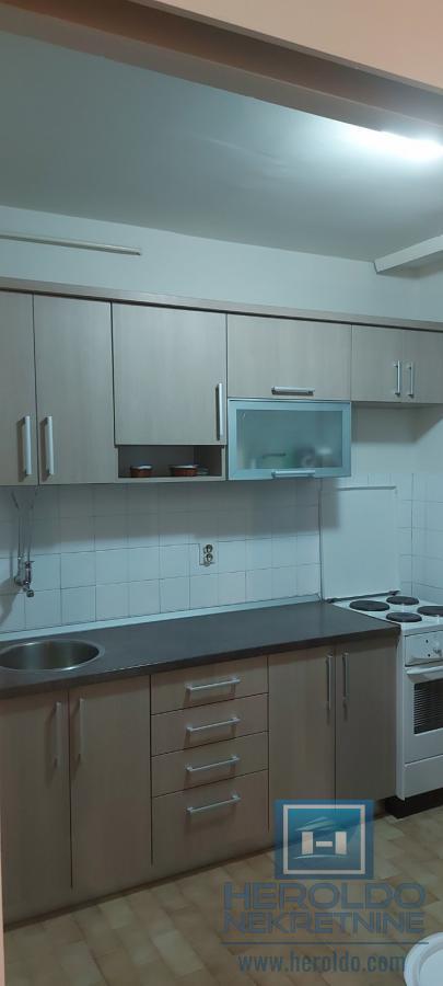 Trosoban, lepo opremljen stan u centru grada