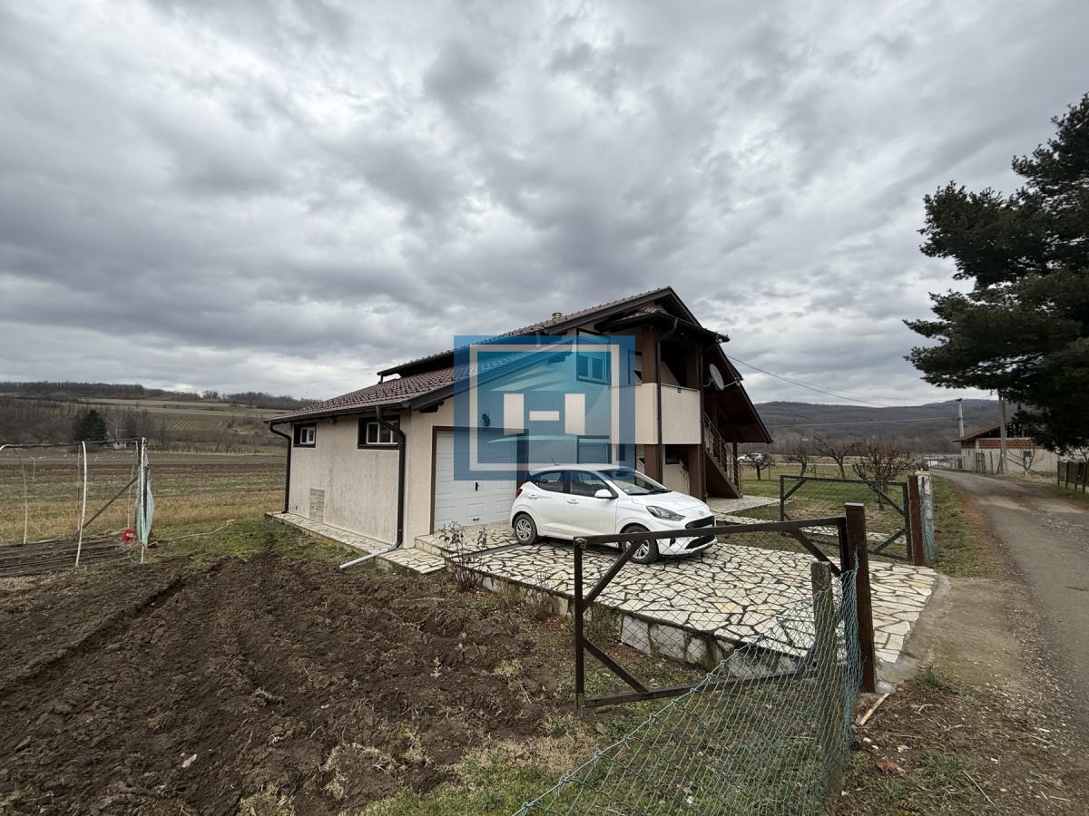 Dve kuće u Glavincima sa velikim imanjem -samo 8 km od grada