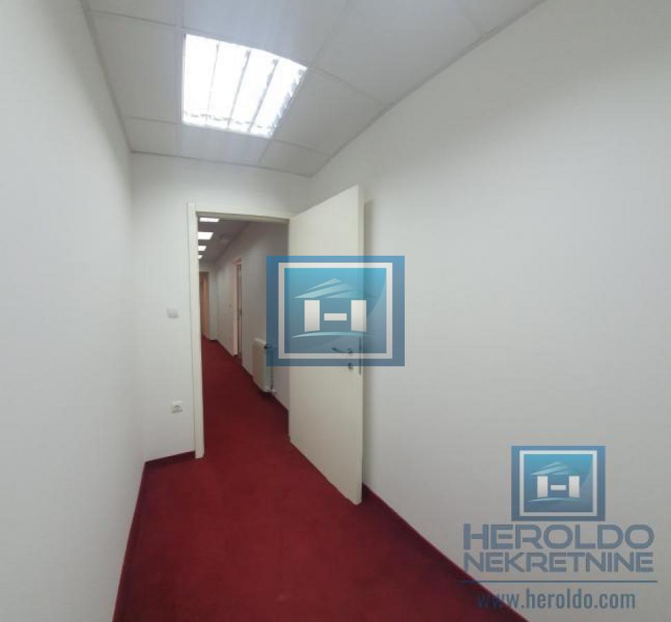 Izdavanje poslovnog prostora u strogom centru Jagodine – odlična lokacija, 171 m²