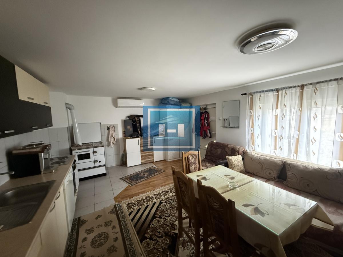 Dve kuće u Glavincima sa velikim imanjem -samo 8 km od grada