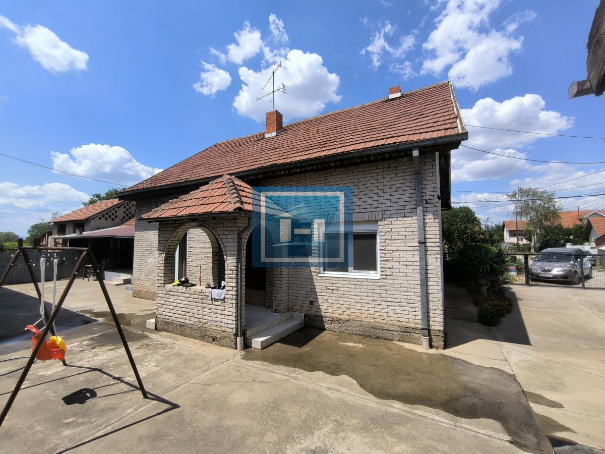 Kompletno imanje sa dve kuće, voćnjakom i pomoćnim objektima – sve na jednom mestu!