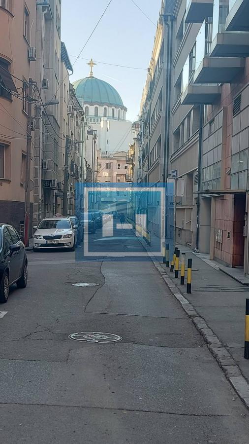 Vračar, Hram – 66m2 + dvorište, top investicija