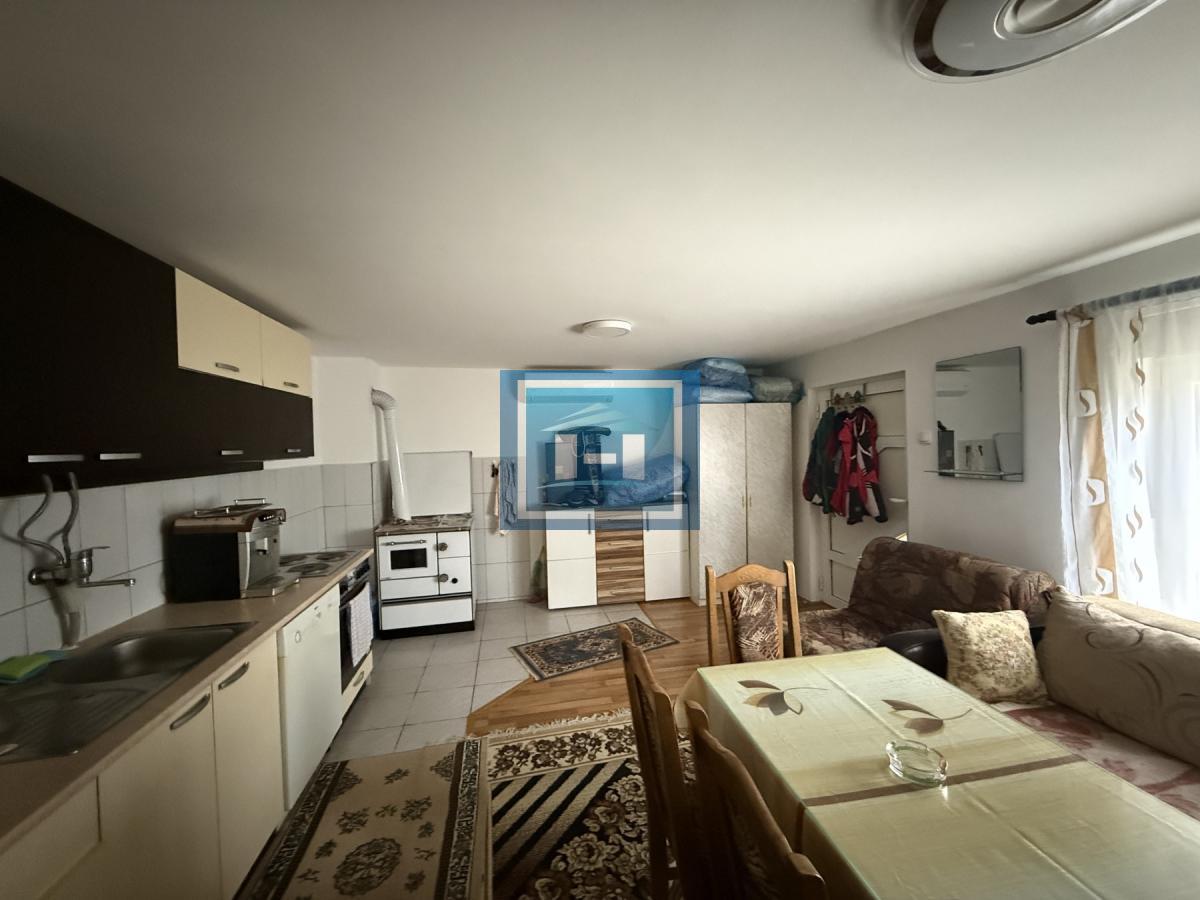 Dve kuće u Glavincima sa velikim imanjem -samo 8 km od grada