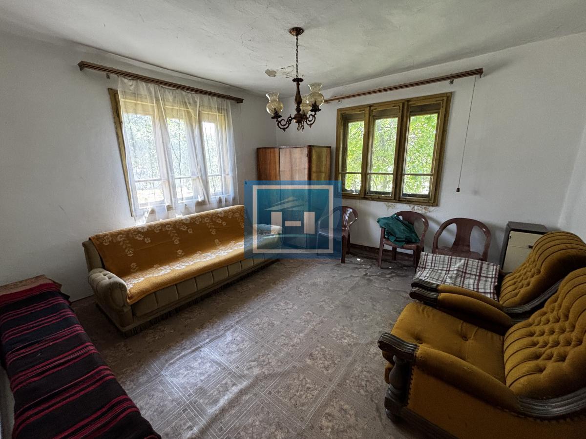 Kuća i plac na periferiji grada-Majur